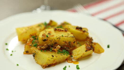 Pečené brambory mohou chutnat ještě lépe. V Řecku do nich přidávají citron a výsledek je naprosto fantastický