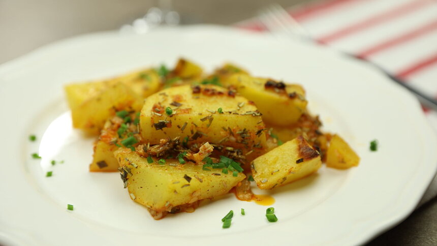Pečené řecké brambory patates voní citronem a oreganem