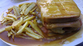 Francesinha: Portugalský sendvič s francouzským šarmem se podává zásadně s pivní omáčkou. Jak jej připravit?