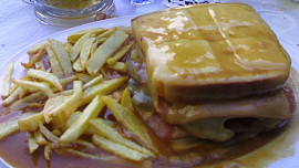 Francesinha: Portugalský sendvič s francouzským šarmem se podává zásadně s pivní omáčkou. Jak jej připravit?