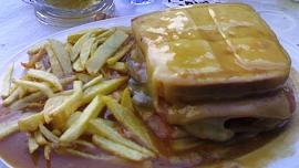 Francesinha: Portugalský sendvič s francouzským šarmem se podává zásadně s pivní omáčkou. Jak jej připravit?