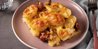 Francouzské brambory s uzeným masem budou krásně šťavnaté. Vyzkoušejte jednoduchý recept ze syrových brambor