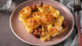Francouzské brambory s uzeným masem budou krásně šťavnaté. Vyzkoušejte jednoduchý recept ze syrových brambor