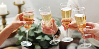 Silvestrovský přípitek: Jak poznat pravé šampaňské a jak odehnat ranní bolehlav?