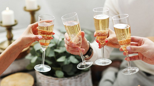 Silvestrovský přípitek: Jak poznat pravé šampaňské a jak odehnat ranní bolehlav?