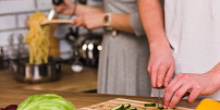 Kuchyňští pomocníci: Co potřebujeme, když je vaření vášní i zábavou?