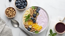 Snídaňová miska plná živin: Smoothie bowls jsou něco mezi kaší a nápojem. Jak je správně připravit?