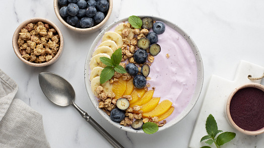 Snídaňová miska plná živin: Smoothie bowls jsou něco mezi kaší a nápojem. Jak je správně připravit?