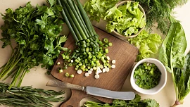 Jak doma uchovat čerstvé bylinky, aby vydržely dlouho svěží? Profíci mají jednoduchý, ale účinný trik s utěrkou