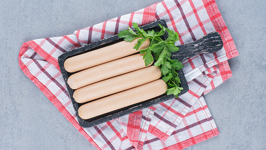 Špekáčky bez masa? Vegetariánské alternativy se skvěle hodí na gril i opékání u ohně