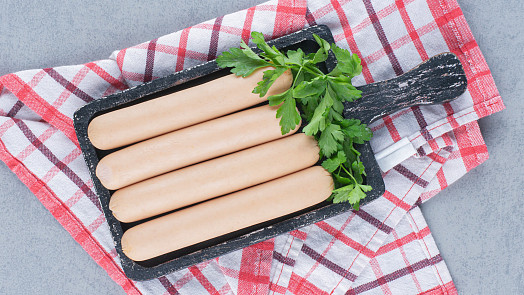 Špekáčky bez masa? Vegetariánské alternativy se skvěle hodí na gril i opékání u ohně