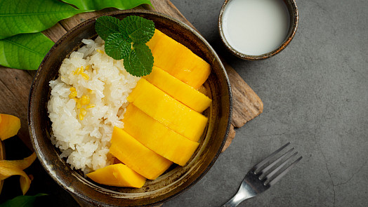 Mango Sticky Rice: Thajský dezert ze sladké rýže voní kokosovým mlékem a díky jednomu fíglu jej připravíme do 20 minut