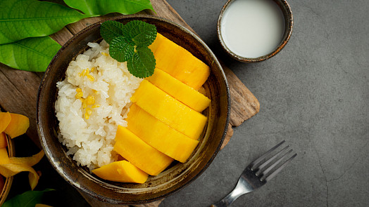 Mango Sticky Rice: Thajský dezert ze sladké rýže voní kokosovým mlékem a díky jednomu fíglu jej připravíme do 20 minut