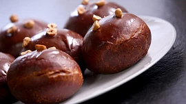 Čokoládové koblihy bomboloni: Cukrář od Zdeňka Pohlreicha radí, jak na ně!