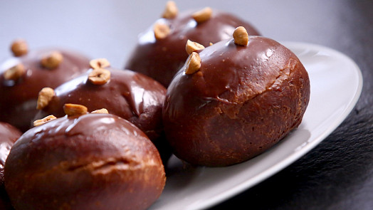 Čokoládové koblihy bomboloni: Cukrář od Zdeňka Pohlreicha radí, jak na ně!