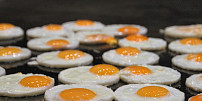 Jak správně skladovat vejce a jak poznat, zda jsou ještě čerstvá? Pomůže jednoduchý trik se sklenicí a vodou