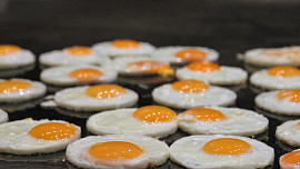Jak správně skladovat vejce a jak poznat, zda jsou ještě čerstvá? Pomůže jednoduchý trik se sklenicí a vodou