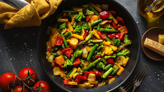 5 kroků pro dokonalou „čínu“: Vyzkoušeli jsme smažení jídel a zeleniny na asijský způsob. Dá se to zvládnout bez woku a na indukci?