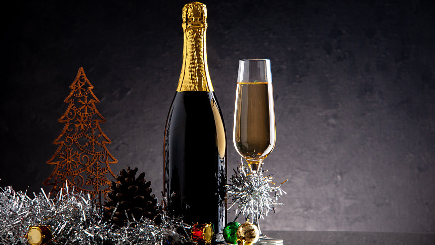 Vánoční přípitek ve velkém stylu: Namíchejte si citrusovou Mimosu nebo slavný italský broskvový koktejl Bellini