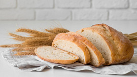 Historie chleba: Z pšenice se původně dělala jen kaše, později byl bílý chléb symbolem bohatství a ten tmavý byl určen pro chudé