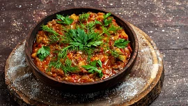 Maďarské lečo z cukety - dokonalý způsob, jak zpracovat letní úrodu. S klobásou a párečky zachutná i milovníkům masa