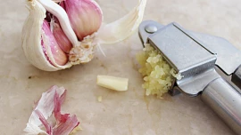 Jak nejlépe skladovat česnek, aby dlouho vydržel? Připravte si skvělou česnekovou pastu nebo voňavou sůl podle těchto receptů