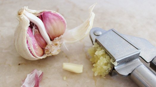 Jak nejlépe skladovat česnek, aby dlouho vydržel? Připravte si skvělou česnekovou pastu nebo voňavou sůl podle těchto receptů