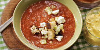 Španělská studená polévka gazpacho: Podle tohoto originálního receptu je nejlepší s vajíčkem, tuňákem a slaninou