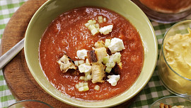 Španělská studená polévka gazpacho: Podle tohoto originálního receptu je nejlepší s vajíčkem, tuňákem a slaninou