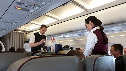 Svačiny na cesty letadlem: Co si můžete vzít na palubu a jak si zajistíte dost tekutin na celý let