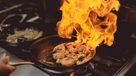 Jak zabránit požárům v kuchyni? Dejte si pozor na utěrky, pečicí papír i telefon!