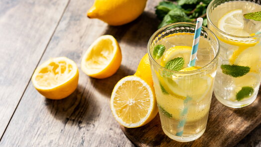 Co pít během horkých dnů? Ledová limonáda není nejlepší volba