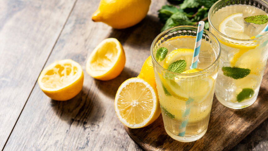 Domácí limonáda s citronem a bylinkami