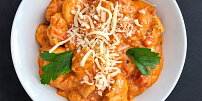 Rychlé gnocchi s kuřetem z jedné pánve. Nevařte je zvlášť, krásně změknou přímo v rajčatové omáčce