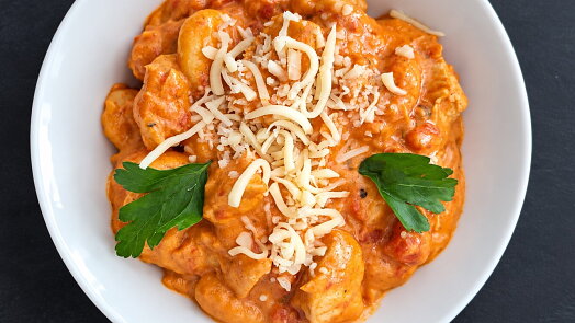 Rychlé gnocchi s kuřetem z jedné pánve. Nevařte je zvlášť, krásně změknou přímo v rajčatové omáčce