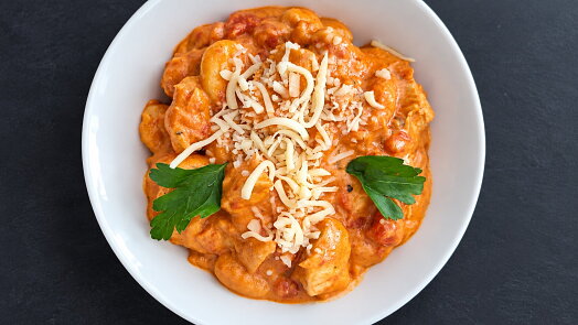 Rychlé gnocchi s kuřetem z jedné pánve. Nevařte je zvlášť, krásně změknou přímo v rajčatové omáčce