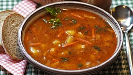 Polévkové fígle: Osvědčené rady, jak zvládnout domácí nudle i perfektní knedlíčky