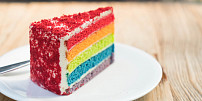 Pečte nejen lahodně, ale i krásně: Jak zvládnout krásně barevný duhový dort?