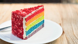 Pečte nejen lahodně, ale i krásně: Jak zvládnout krásně barevný duhový dort?