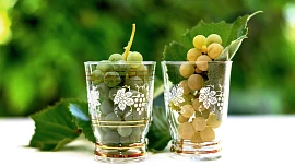Dvě méně známé delikatesy z hroznového vína: Vinné želé nebo šampaňské ledové kuličky chutnají božsky