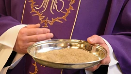 Popeleční středou začíná čtyřicetidenní půst před Velikonocemi. Jak ho dodržet v době moderní?