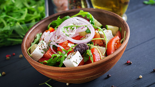 Cibule dává salátům tu správnou chuť. Jak zmírnit její štiplavost a jaké odrůdy jsou do salátů nejvhodnější