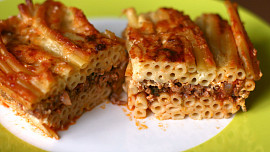 Jak na šťavnaté pastitsio: Fantastické řecké „lasagne“ připravíte rychleji, než italský originál a pochutnáte si stejně!