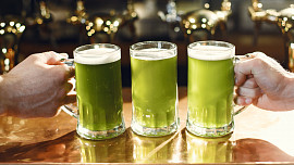 Svátek sv. Patrika: Víte, proč se pije zelené pivo a co dělat s trojlístkem ve whisky?