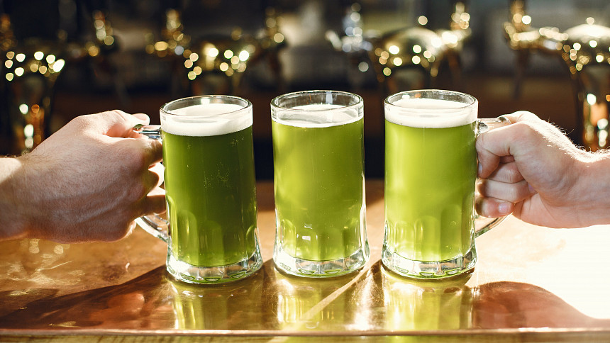 Svátek sv. Patrika: Víte, proč se pije zelené pivo a co dělat s trojlístkem ve whisky?