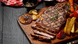 Grilování levou zadní: Jak na šťavnaté hovězí steaky poradí Ondřej Slanina z Kluků v akci