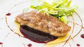 Místo husy jenom játra. Umíte je správně připravit? A víte, čím se liší slavná foie gras?