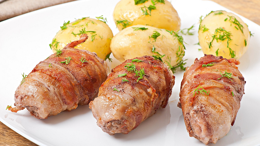 Kuřecí kapsa, plněná sýrem a obalená slaninou