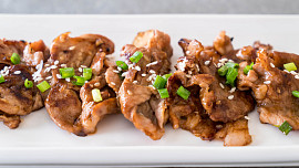 Zapomeňte na rozvoz! Tyhle čínské grilované vepřové nudličky jsou tak šťavnaté, že se snědí dřív, než prostřete stůl