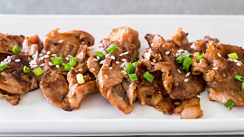 Zapomeňte na rozvoz! Tyhle čínské grilované vepřové nudličky jsou tak šťavnaté, že se snědí dřív, než prostřete stůl